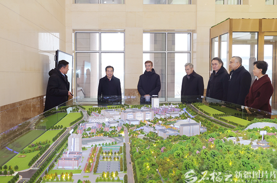 12月8日，自治区党委书记陈小江在新疆医科大学认真听取学校建设发展工作介绍。石榴云/新疆日报记者 崔志坚摄e