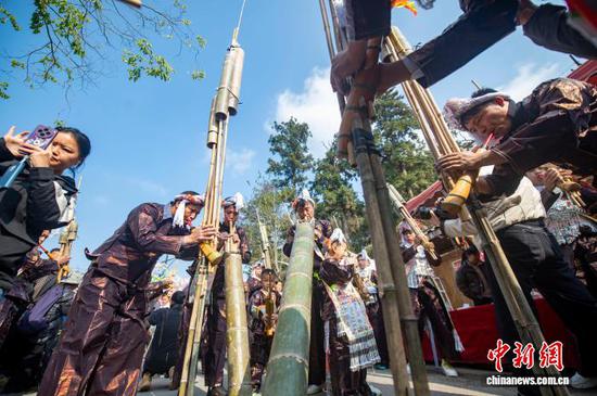 图为芦笙手在吹奏芦笙。吴德军 摄 图为芦笙手在吹奏芦笙。吴德军 摄