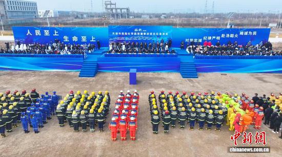 12月10日,“砺剑-2025”天津市危险化学品泄漏事故综合应急演练在滨海新区举行。(天津市应急管理局供图) 12月10日,“砺剑-2025”天津市危险化学品泄漏事故综合应急演练在滨海新区举行。(天津市应急管理局供图)