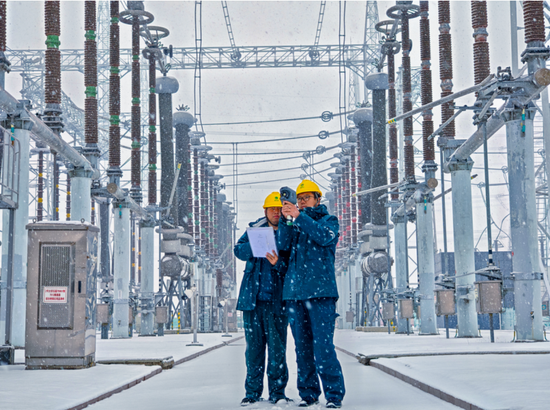 国网新疆超高压分公司员工在750千伏乌北变电站开展大风蓝色、暴雪蓝色、雨雪冰冻蓝色预警特巡特护工作。努尔阿亚提 摄 国网新疆超高压分公司员工在750千伏乌北变电站开展大风蓝色、暴雪蓝色、雨雪冰冻蓝色预警特巡特护工作。努尔阿亚提 摄