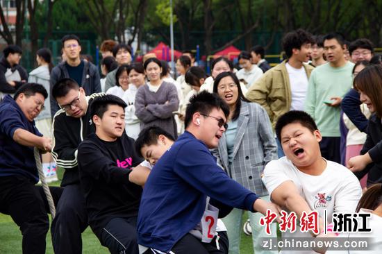 拔河比赛。南湖学院供图 拔河比赛。南湖学院供图