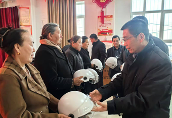 为村民发放电动车安全头盔6