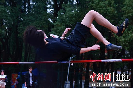 学生参加跳高比赛。南湖学院供图 学生参加跳高比赛。南湖学院供图