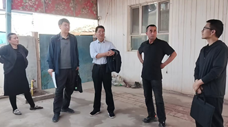 驻村工作队走访群众。