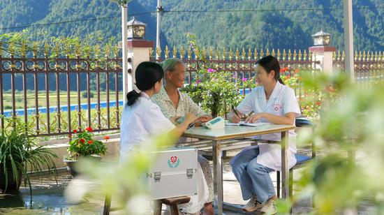 平庄镇卫生院家庭医生签约服务团队深入签约居民家中开展家庭医生签约服务。胡国鑫 摄 平庄镇卫生院家庭医生签约服务团队深入签约居民家中开展家庭医生签约服务。胡国鑫 摄