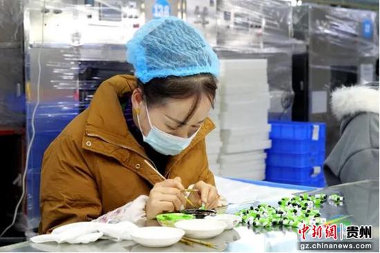 图为工人在产业园工作。 图为工人在产业园工作。