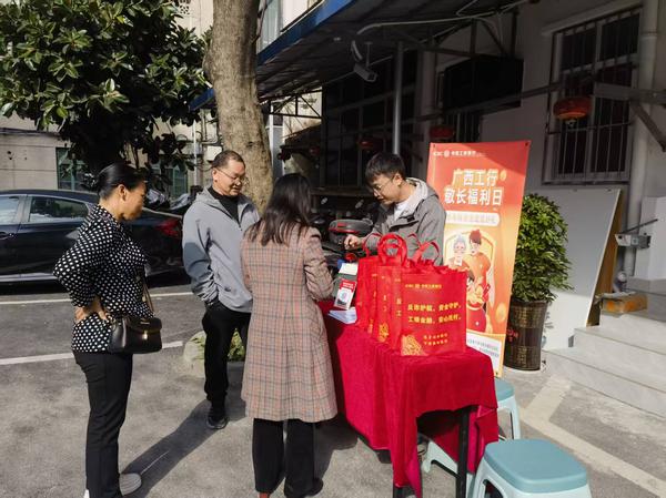 图为工行百色分行工作人员在活动现场向群众普及个人养老金政策。 图为工行百色分行工作人员在活动现场向群众普及个人养老金政策。