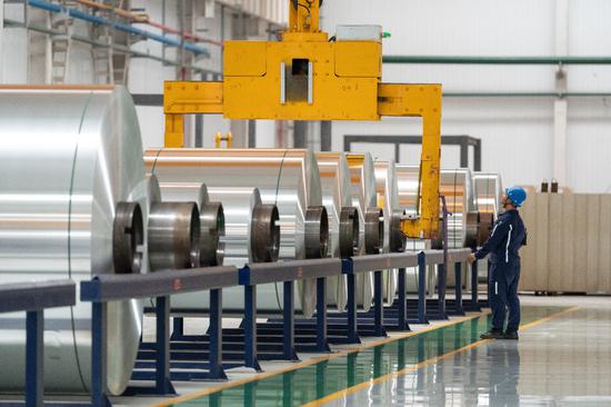 清镇市正在试产阶段的年产3万吨超薄及动力电池铝箔项目。许发顺 摄 清镇市正在试产阶段的年产3万吨超薄及动力电池铝箔项目。许发顺 摄