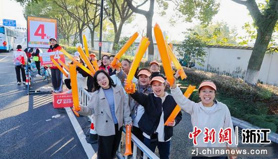 近日,温州银行·2025浙江温州马拉松现场观赛人员共应援。黄艳丹 供图 近日,温州银行·2025浙江温州马拉松现场观赛人员共应援。黄艳丹 供图