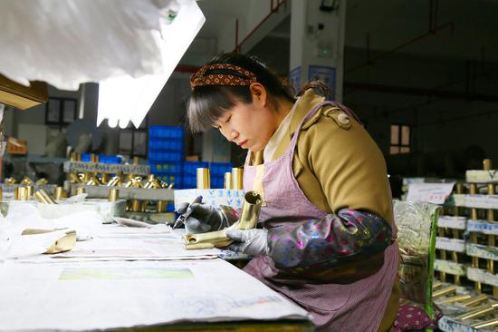 工人检验水龙头质量。饶云 摄 工人检验水龙头质量。饶云 摄