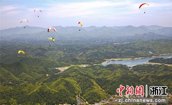 民众体验滑翔伞观光飞行。报福镇供图 民众体验滑翔伞观光飞行。报福镇供图