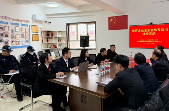 12月5日，乌尔禾区综治中心服务团队走进辖区企业开展法治体检与宣传活动。通讯员 寇小荣摄