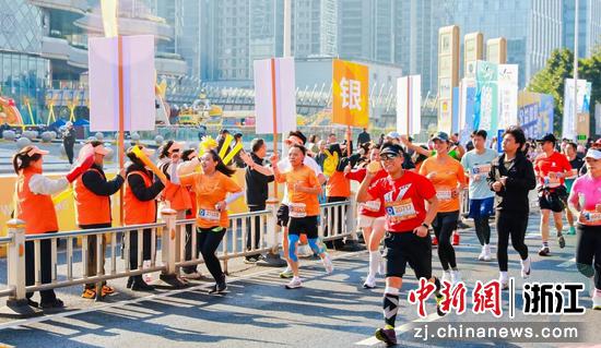 近日,温州银行·2025浙江温州马拉松现场参赛者共同奔跑。黄艳丹 供图 近日,温州银行·2025浙江温州马拉松现场参赛者共同奔跑。黄艳丹 供图