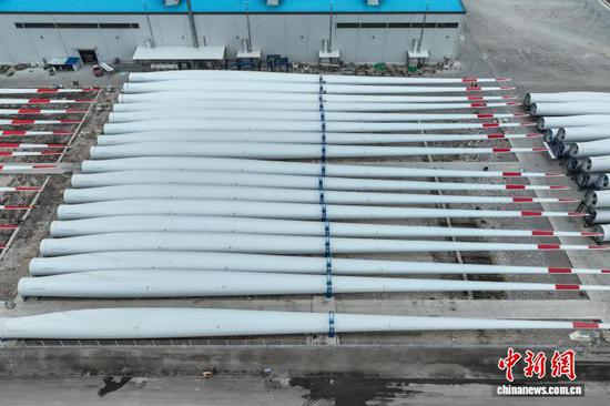 12月11日，航拍待出厂的风电叶片。（无人机照片）记者 瞿宏伦 摄