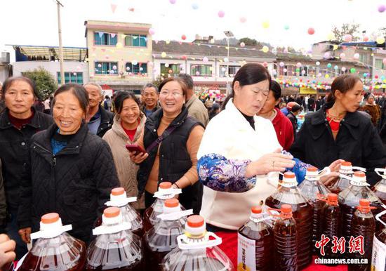 12月9日,凤冈县蜂岩镇朱场村分红会现场,朱场村村委会从村民手中收购了15吨菜籽,通过村股份经济合作社榨油坊加工为1万斤菜籽油,全村4539人每人分得两斤菜籽油。 陈昌霖 摄 12月9日,凤冈县蜂岩镇朱场村分红会现场,朱场村村委会从村民手中收购了15吨菜籽,通过村股份经济合作社榨油坊加工为1万斤菜籽油,全村4539人每人分得两斤菜籽油。 陈昌霖 摄