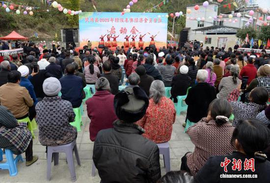 12月9日,凤冈县蜂岩镇朱场村分红会现场。 陈昌霖 摄 12月9日,凤冈县蜂岩镇朱场村分红会现场。 陈昌霖 摄