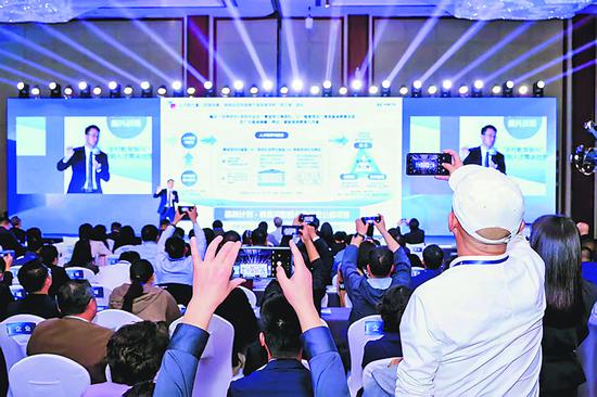 海亮教育科技集团董事长、总裁陈军伟在会上分享。 海亮科服供图