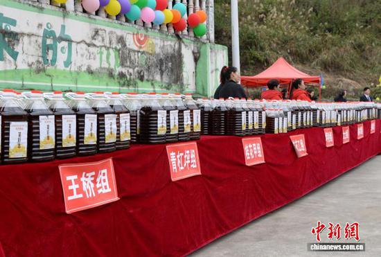 12月9日,凤冈县蜂岩镇朱场村分红会现场,朱场村村委会从村民手中收购了15吨菜籽,通过村股份经济合作社榨油坊加工为1万斤菜籽油,全村4539人每人分得两斤菜籽油。 陈昌霖 摄 12月9日,凤冈县蜂岩镇朱场村分红会现场,朱场村村委会从村民手中收购了15吨菜籽,通过村股份经济合作社榨油坊加工为1万斤菜籽油,全村4539人每人分得两斤菜籽油。 陈昌霖 摄