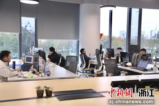 “魔搭社区”（杭州）开发者中心内的年轻创业者。赵茗萱供图
