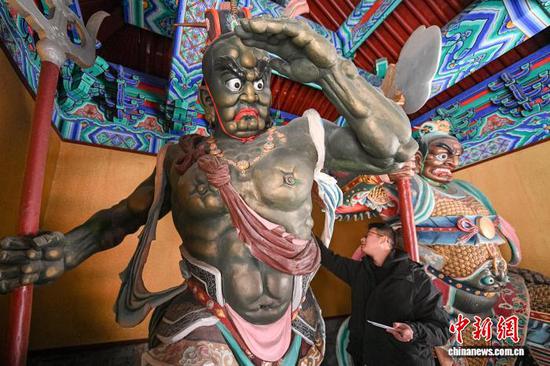 12月10日,天津天后宫,来自国家级非物质文化遗产代表性项目天津泥人张彩塑工作室的工艺美术师们为殿宇内的塑像进行修复。近日,天津天后宫启动了自1986年重建开馆后规模最大、范围最广的一次塑像修复工作。此次修复工作根据“修旧如故”的原则,为天后宫12个殿宇内的46尊塑像进行修复,旨在保留其原有的历史韵味与艺术精髓。中新社记者 佟郁 摄 12月10日,天津天后宫,来自国家级非物质文化遗产代表性项目天津泥人张彩塑工作室的工艺美术师们为殿宇内的塑像进行修复。近日,天津天后宫启动了自1986年重建开馆后规模最大、范围最广的一次塑像修复工作。此次修复工作根据“修旧如故”的原则,为天后宫12个殿宇内的46尊塑像进行修复,旨在保留其原有的历史韵味与艺术精髓。中新社记者 佟郁 摄