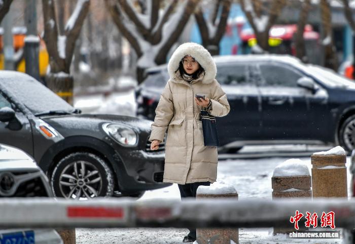 寒潮来袭 乌鲁木齐降雪降温