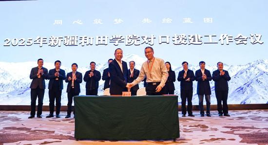 现场签约。 许晓龙 摄e