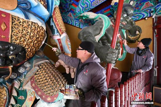 12月10日,天津天后宫,来自国家级非物质文化遗产代表性项目天津泥人张彩塑工作室的工艺美术师们为殿宇内的塑像进行修复。近日,天津天后宫启动了自1986年重建开馆后规模最大、范围最广的一次塑像修复工作。此次修复工作根据“修旧如故”的原则,为天后宫12个殿宇内的46尊塑像进行修复,旨在保留其原有的历史韵味与艺术精髓。中新社记者 佟郁 摄 12月10日,天津天后宫,来自国家级非物质文化遗产代表性项目天津泥人张彩塑工作室的工艺美术师们为殿宇内的塑像进行修复。近日,天津天后宫启动了自1986年重建开馆后规模最大、范围最广的一次塑像修复工作。此次修复工作根据“修旧如故”的原则,为天后宫12个殿宇内的46尊塑像进行修复,旨在保留其原有的历史韵味与艺术精髓。中新社记者 佟郁 摄