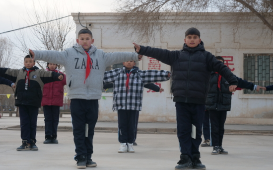 2025年12月8日，多来提巴格乡第一小学“戏曲社团”活动课。夏汇摄5