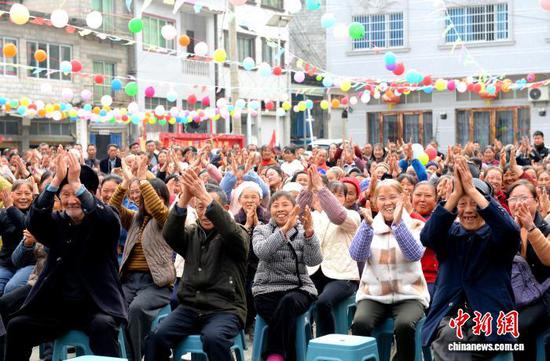 12月9日,凤冈县蜂岩镇朱场村分红会现场,朱场村村委会从村民手中收购了15吨菜籽,通过村股份经济合作社榨油坊加工为1万斤菜籽油,全村4539人每人分得两斤菜籽油。 陈昌霖 摄 12月9日,凤冈县蜂岩镇朱场村分红会现场,朱场村村委会从村民手中收购了15吨菜籽,通过村股份经济合作社榨油坊加工为1万斤菜籽油,全村4539人每人分得两斤菜籽油。 陈昌霖 摄