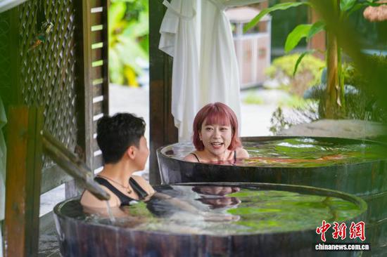 图为游客在贵州省铜仁市石阡县佛顶山温泉小镇泡温泉。申逸恺 摄 图为游客在贵州省铜仁市石阡县佛顶山温泉小镇泡温泉。申逸恺 摄