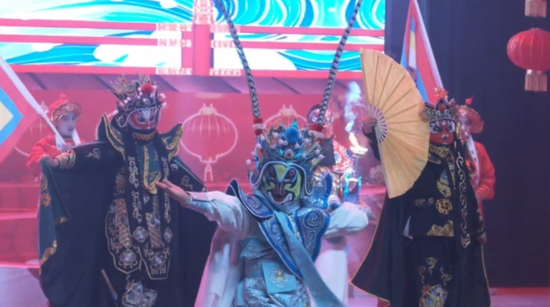 2025年1月24日，多来提巴格乡第一小学戏曲社团的孩子在巴楚县2025年春节联欢晚会《戏曲大拜年》节目中表演变脸。