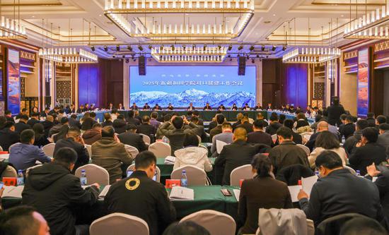 12月10日，2025年新疆和田学院对口援建工作会议在和田召开。许晓龙 摄