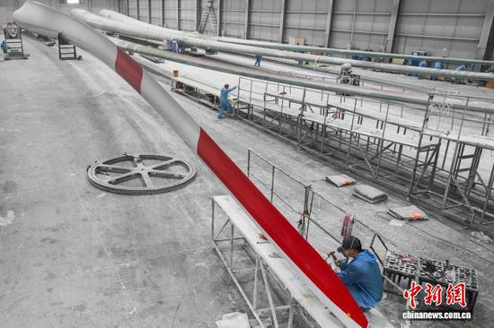 12月11日，工人在生产风电叶片。（无人机照片）记者 瞿宏伦 摄