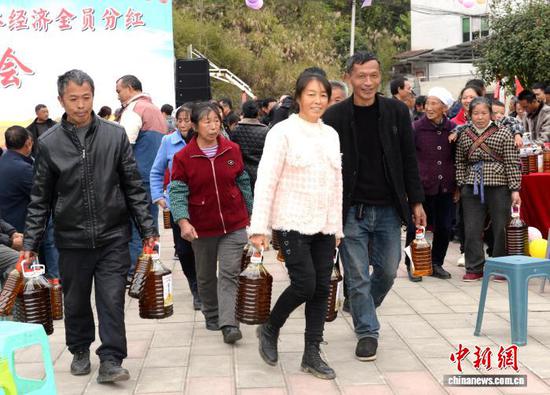12月9日,凤冈县蜂岩镇朱场村分红会现场,朱场村村委会从村民手中收购了15吨菜籽,通过村股份经济合作社榨油坊加工为1万斤菜籽油,全村4539人每人分得两斤菜籽油。 陈昌霖 摄 12月9日,凤冈县蜂岩镇朱场村分红会现场,朱场村村委会从村民手中收购了15吨菜籽,通过村股份经济合作社榨油坊加工为1万斤菜籽油,全村4539人每人分得两斤菜籽油。 陈昌霖 摄
