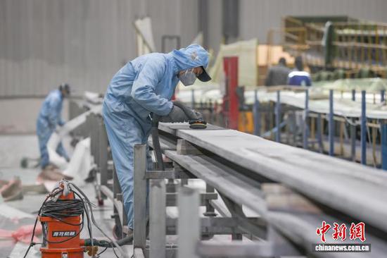 12月11日，工人在打磨风电叶片小零件。记者 瞿宏伦 摄