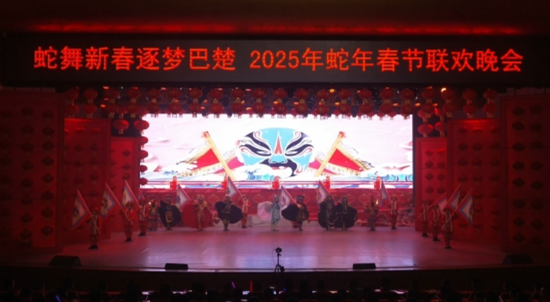 2025年1月24日，多来提巴格乡第一小学戏曲社团的孩子在巴楚县2025年春节联欢晚会表演《戏曲大拜年》节目。