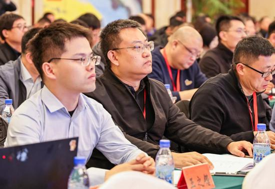 与会人员认真参会。 许晓龙 摄