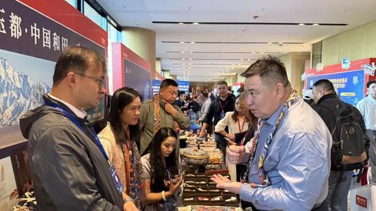 以“世界玉都・中国和田”为主题的和田展位成为焦点。记者 阿卜力克木·依卜拉依木摄