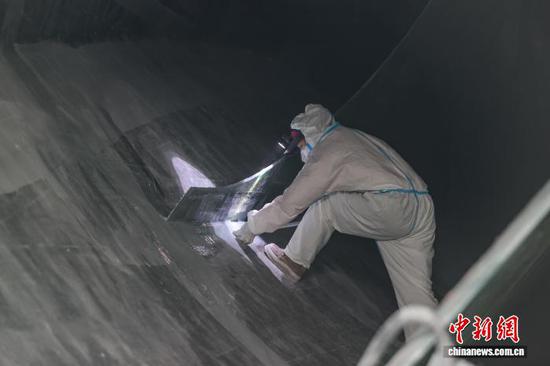 12月11日，工人在检查风电叶片内部。记者 瞿宏伦 摄