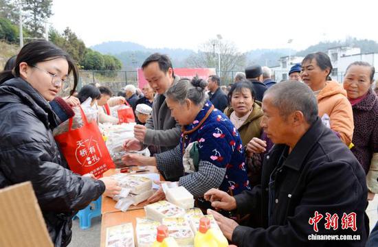 12月10日,凤冈县天桥镇石桥社区分红会现场,该社区1310名民众分别分得2斤大米、半斤红薯粉和一桶洗洁精。 陈昌霖 摄 12月10日,凤冈县天桥镇石桥社区分红会现场,该社区1310名民众分别分得2斤大米、半斤红薯粉和一桶洗洁精。 陈昌霖 摄