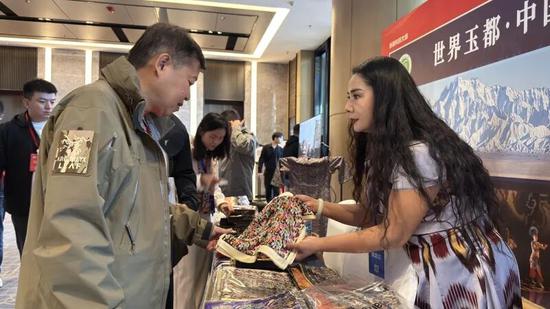 国内文旅企业正在了解“五星出东方利中国”系列文创产品。记者 阿卜力克木·依卜拉依木摄