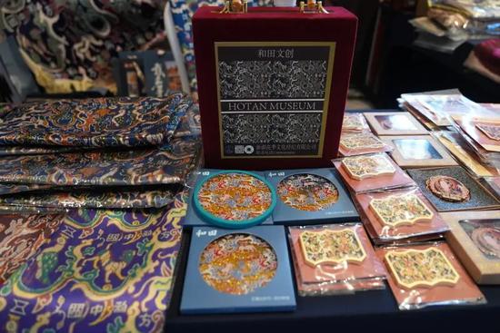 和田展位展示的“五星出东方利中国”系列文创产品。记者 阿卜力克木·依卜拉依木摄