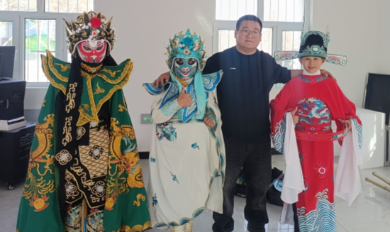 张文斌老师和戏曲社团的孩子们合影。（受访者供图）