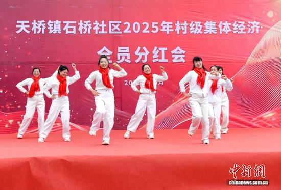 图为12月10日,凤冈县天桥镇石桥社区分红会现场。 陈昌霖 摄 图为12月10日,凤冈县天桥镇石桥社区分红会现场。 陈昌霖 摄