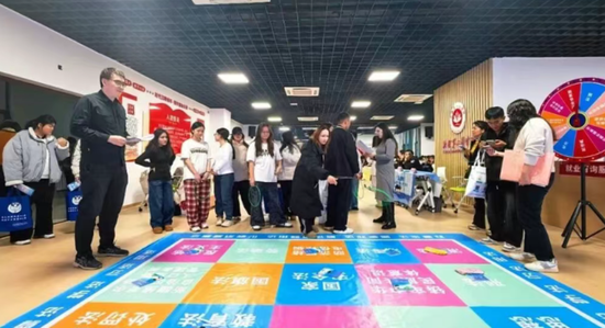 “青春与法同行”法治宣传进高校活动现场。（图片据克拉玛依司法行政微信公众号）7