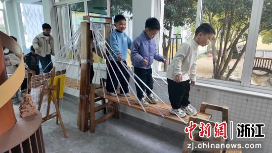 孩子们利用积木、黏土、纸盒搭建桥模型,进行体验游玩。双林镇供图 孩子们利用积木、黏土、纸盒搭建桥模型,进行体验游玩。双林镇供图