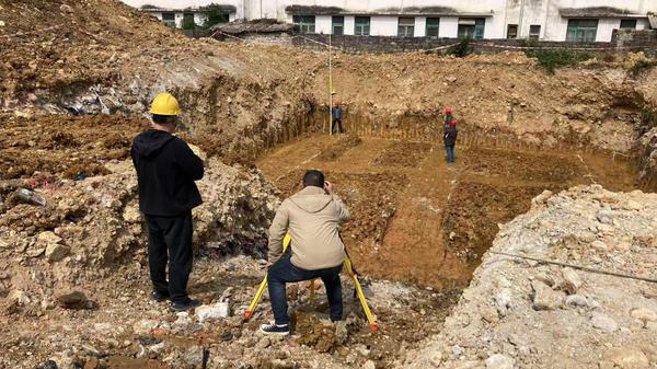 图为审计人员开展烟站墙体验收。黄珊娜 摄