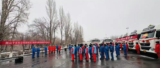 12月10日上午，独山子石化公司首批出口哈萨克斯坦航空煤油发车启动仪式。图片由独山子石化公司提供