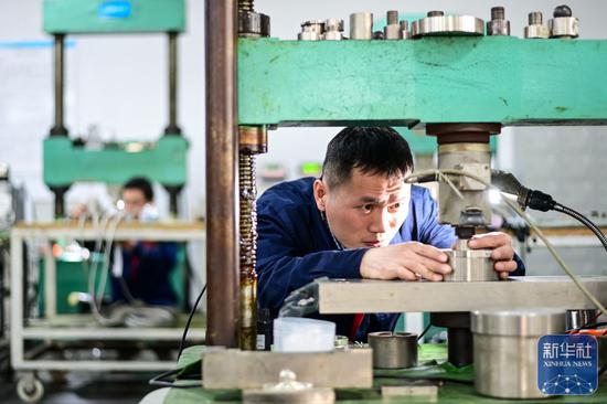 ↑ 11月27日，宁波柯力传感科技股份有限公司员工在生产线上工作。