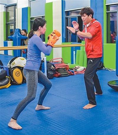 在宁波市江北青少年活动中心，青年夜校开设自由搏击课。